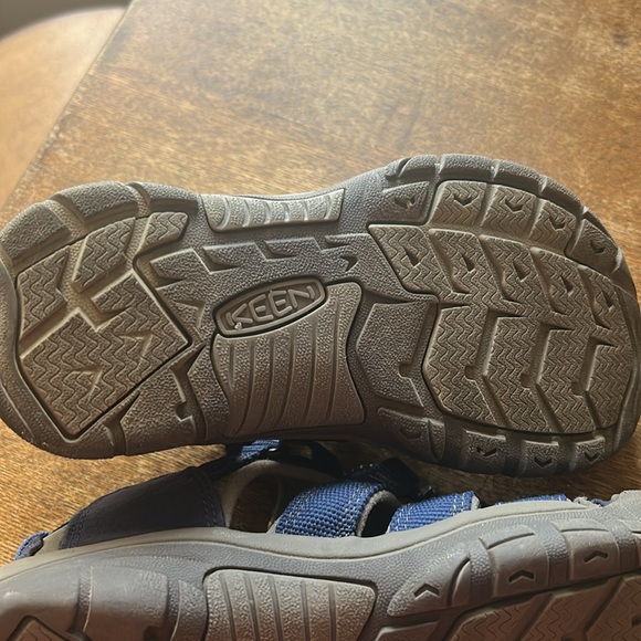 KEEN youth size 2 waterproof blue sport sandals
Pre-Owned - Picture 4 of 4